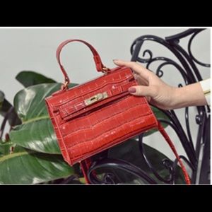 Pu leather bag croco , crossbody strap , color red